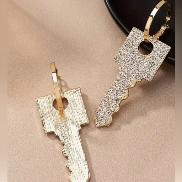 🆕 Chic Boho-Inspired Large Key Dangle Earrings with Sparkling Rhinestones - Picture 3 of 5